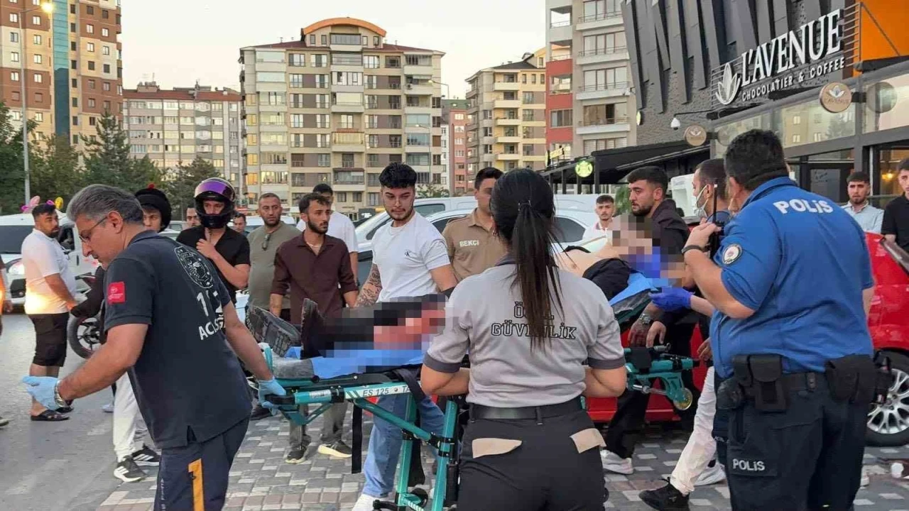 Kayseri&rsquo;de AVM &ouml;n&uuml;nde bı&ccedil;aklı kavga: 1 yaralı
