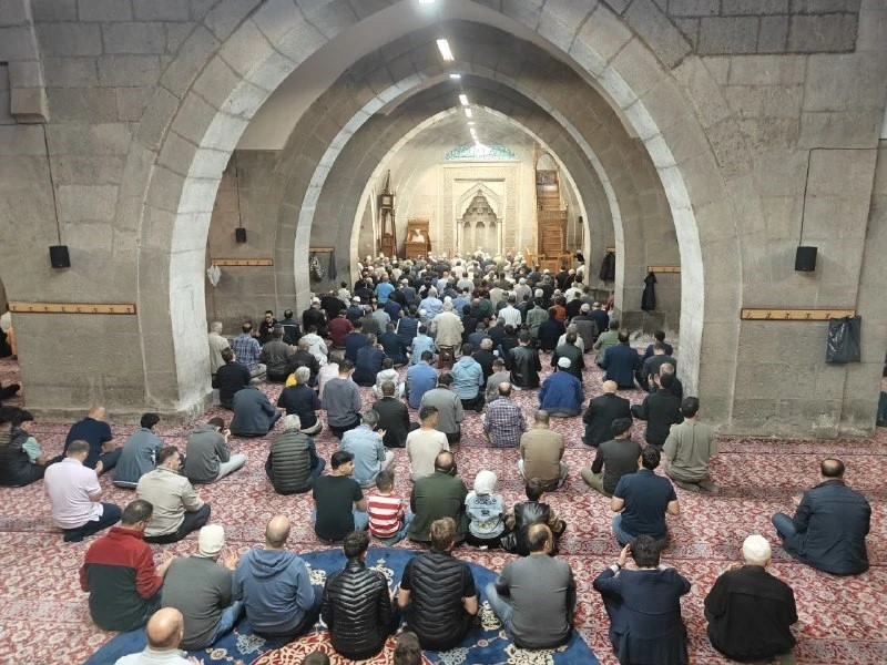 Kayseri’de Bayram Namazı’nda camiler doldu

