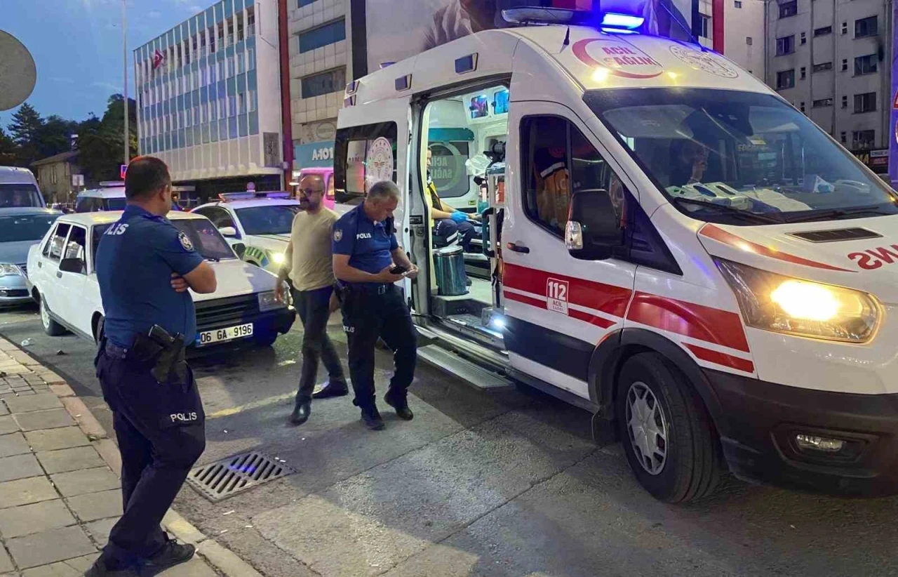 Kayseri&rsquo;de bı&ccedil;akla yaralanan gen&ccedil; esnafa sığındı: 1 yaralı

