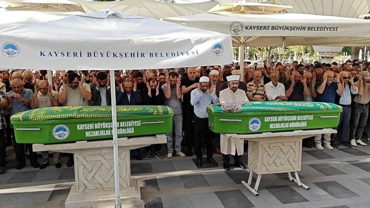 Kayseri’de feci kazada hayatını kaybeden anne-oğul toprağa verildi
