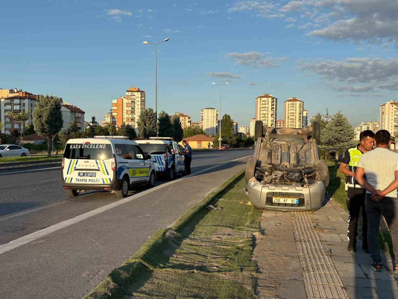 Kayseri&rsquo;de hafif ticari ara&ccedil; takla attı: 1 yaralı
