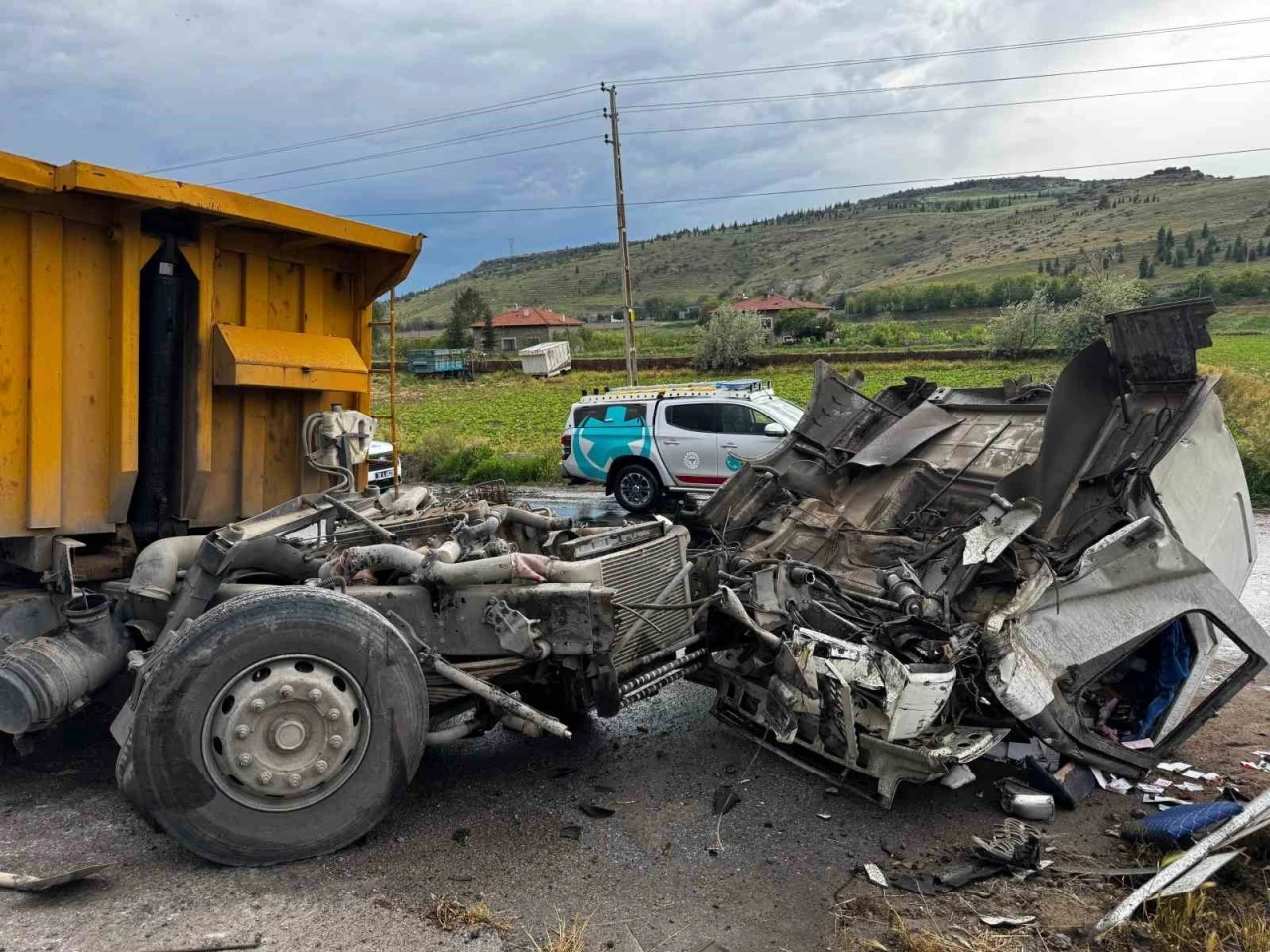 Kayseri&rsquo;de hafriyat kamyonu ile lokomotif &ccedil;arpıştı: 2 yaralı
