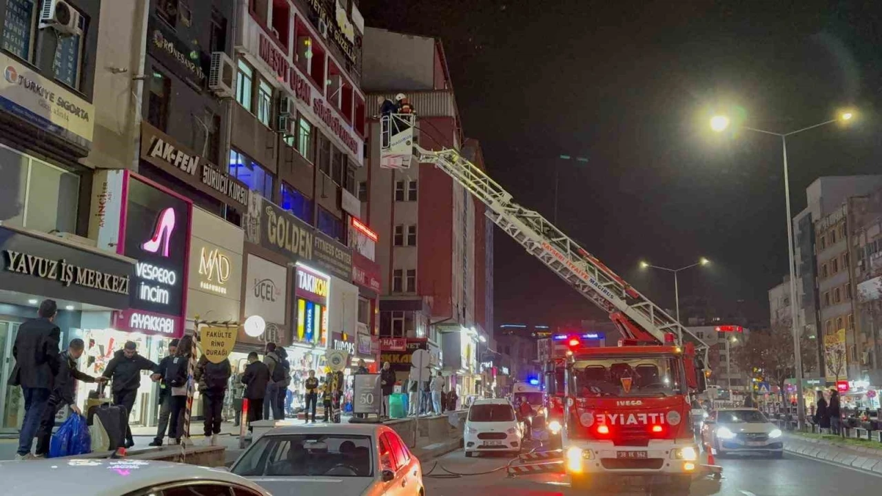 Kayseri’de iş merkezinde çıkan yangın söndürüldü
