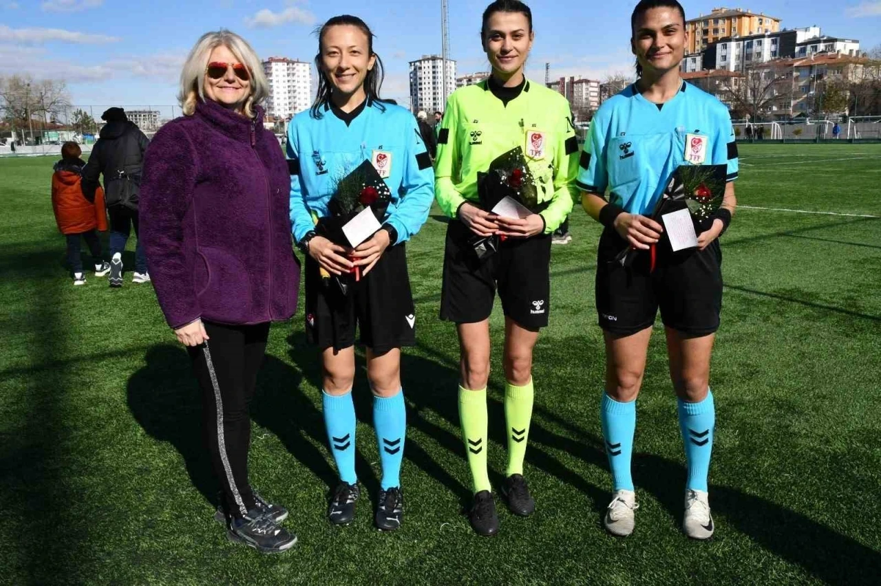 Kayseri&rsquo;de kadın hakemlere 8 Mart jesti
