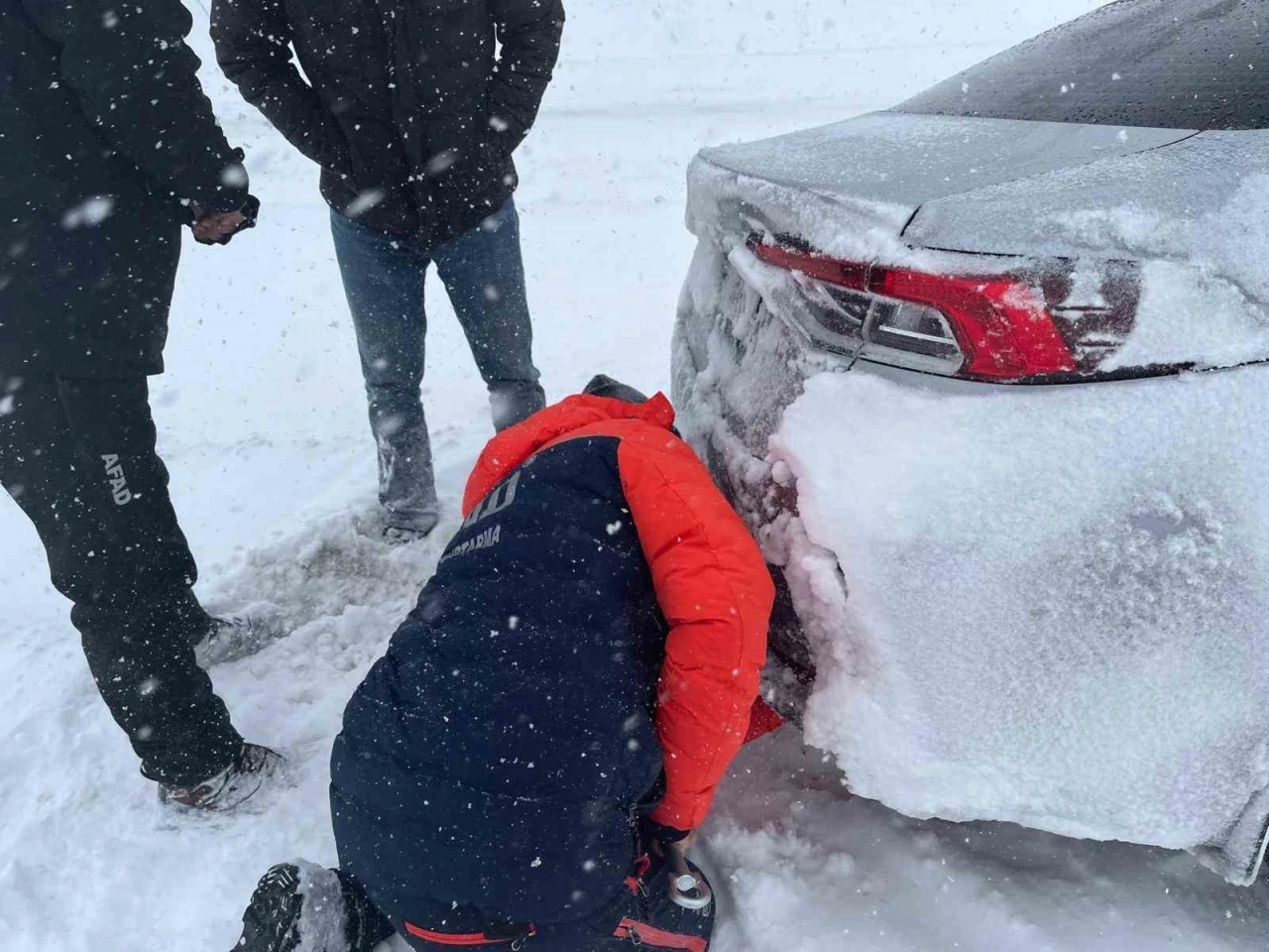 Kayseri&rsquo;de kar yağışı sonrası mahsur kalan vatandaşlar kurtarıldı
