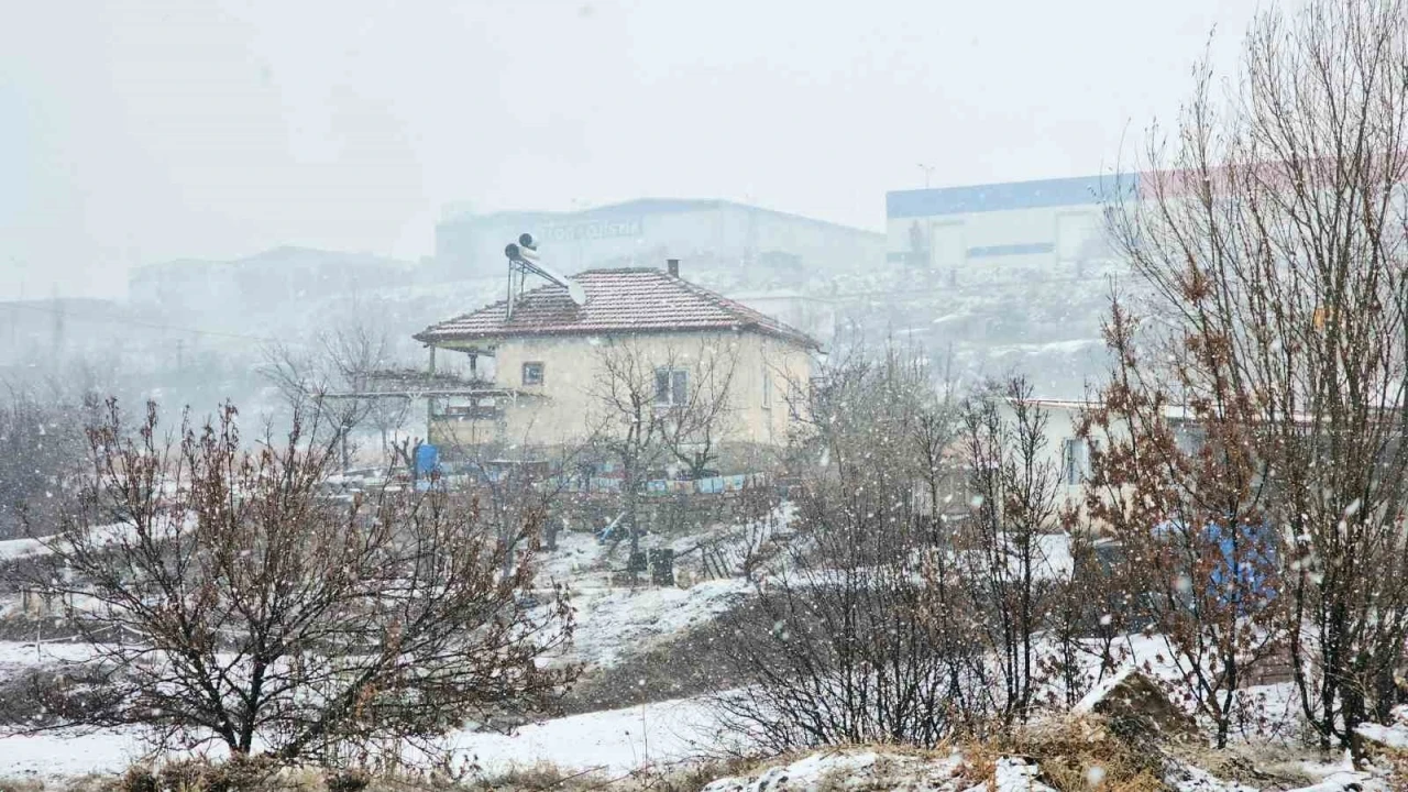Kayseri’de kar yağışı: Yüksek kesimler beyaza büründü