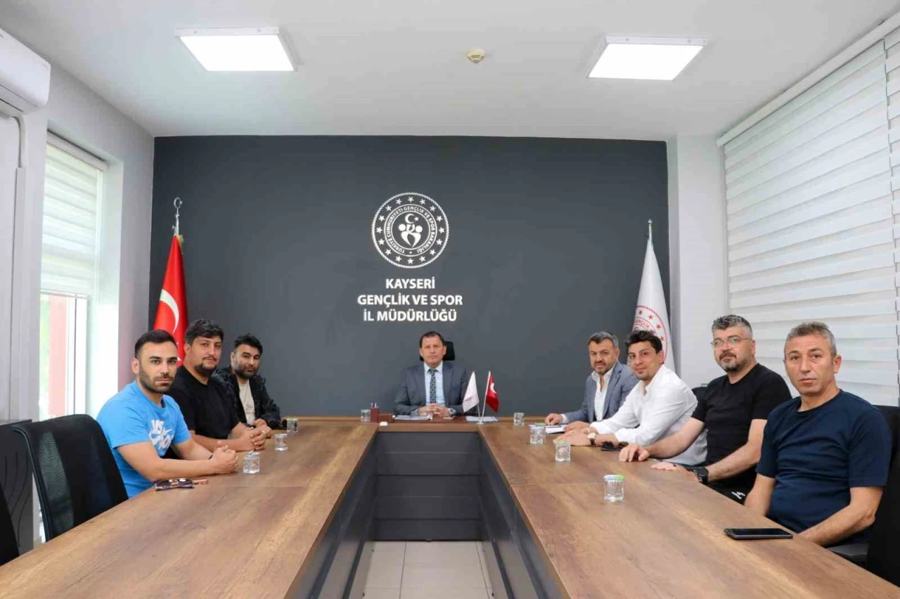 Kayseri&rsquo;de kayak sporunun geleceği masaya yatırıldı
