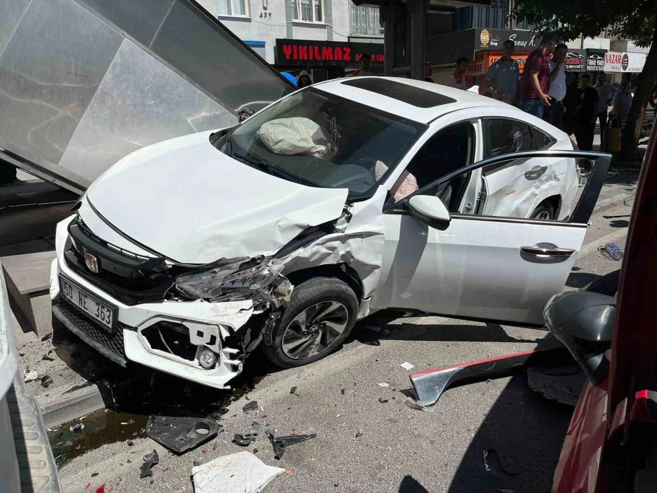 Kayseri’de kazada otomobiller kullanılamaz hale geldi

