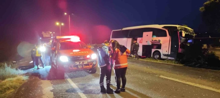 Kayseri&rsquo;de kontrolden &ccedil;ıkan yolcu otob&uuml;s&uuml; aydınlatma direğine &ccedil;arptı: 16 yaralı
