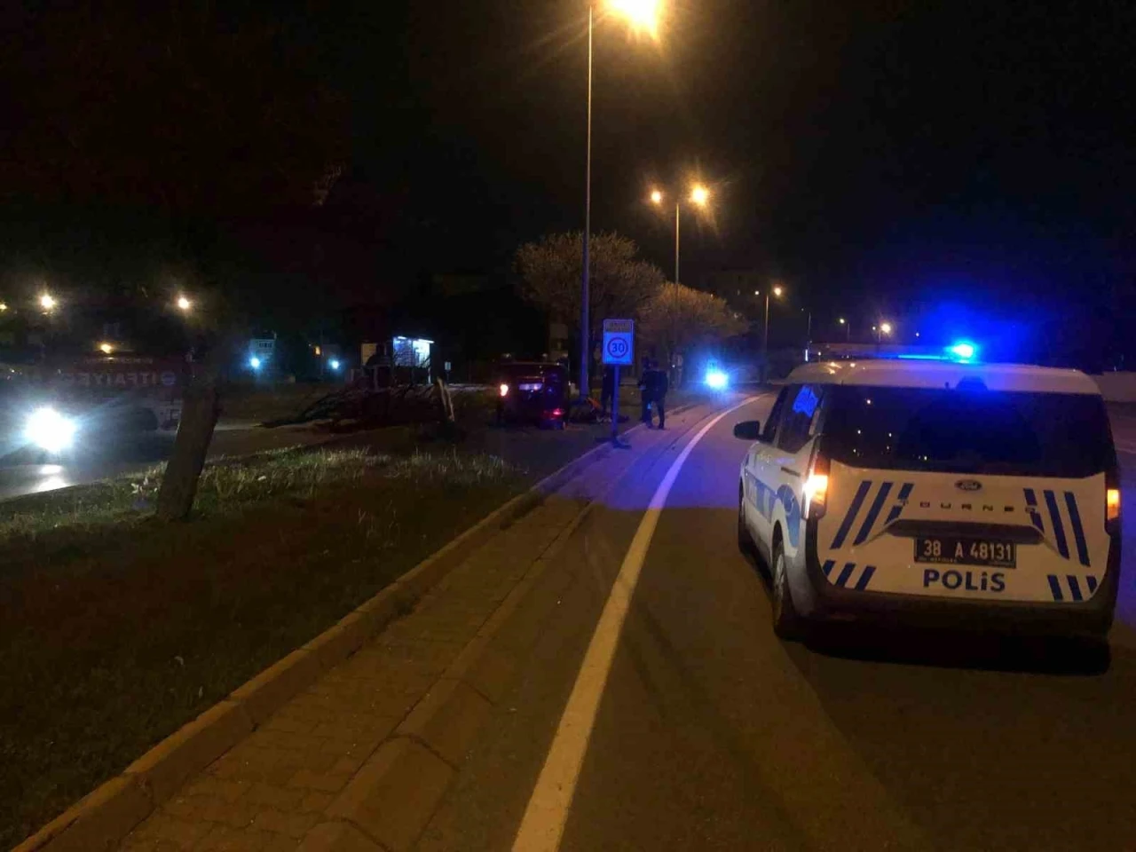 Kayseri’de otomobil ağaçlara çarpıp ters döndü: 2 yaralı
