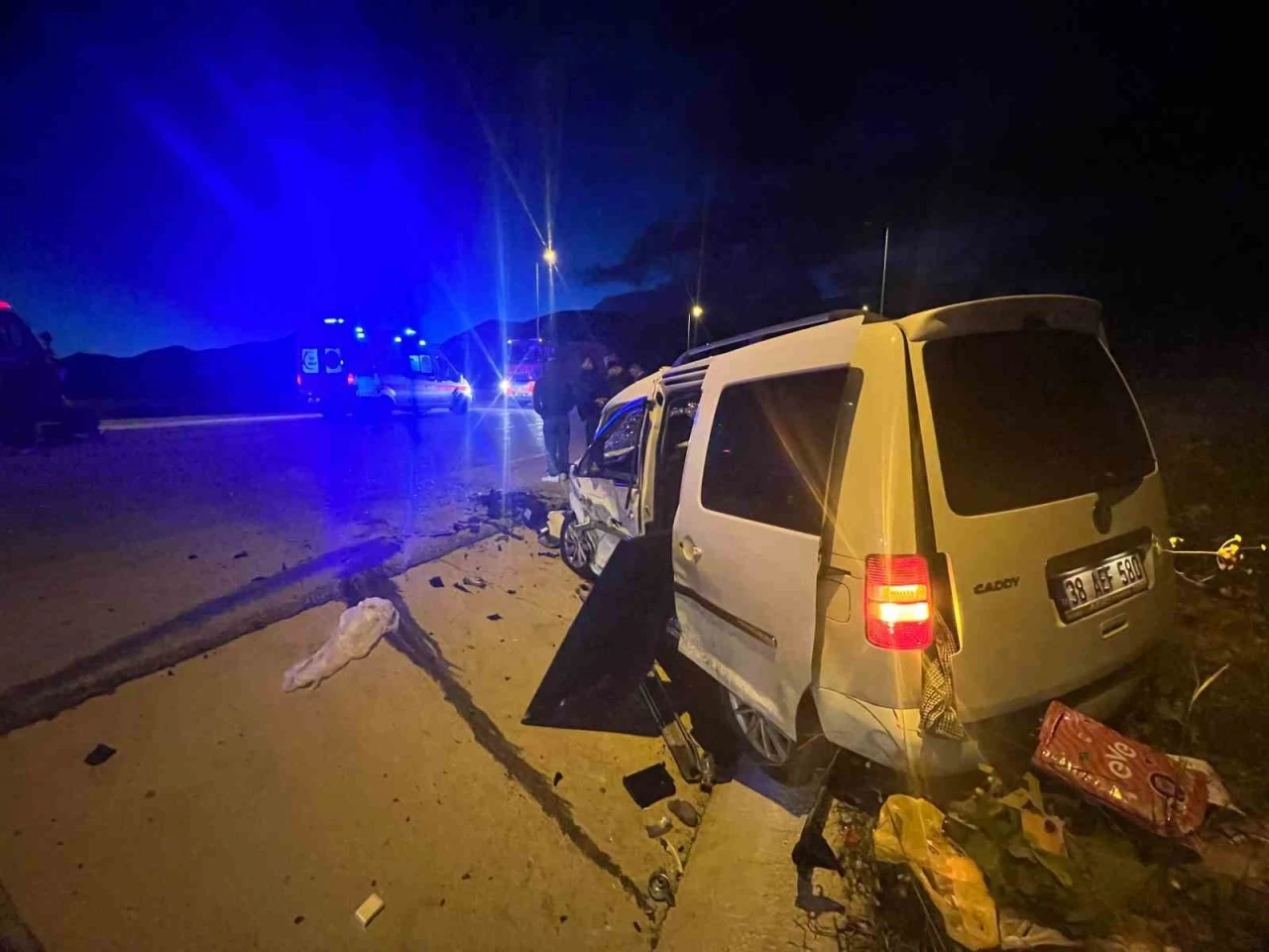 Kayseri&rsquo;de otomobille hafif ticari ara&ccedil; &ccedil;arpıştı: 1 &ouml;l&uuml;, 6 yaralı
