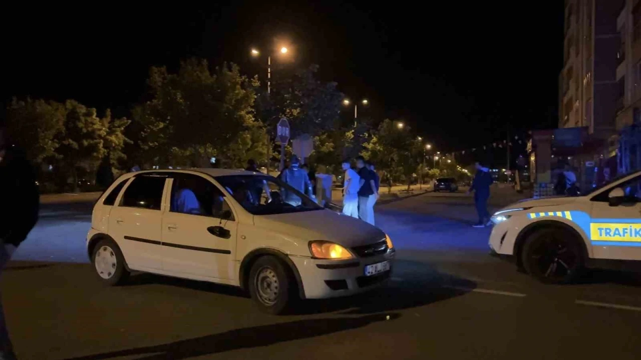 Kayseri&rsquo;de otomobille motosiklet &ccedil;arpıştı: 1&rsquo;i ağır 2 yaralı
