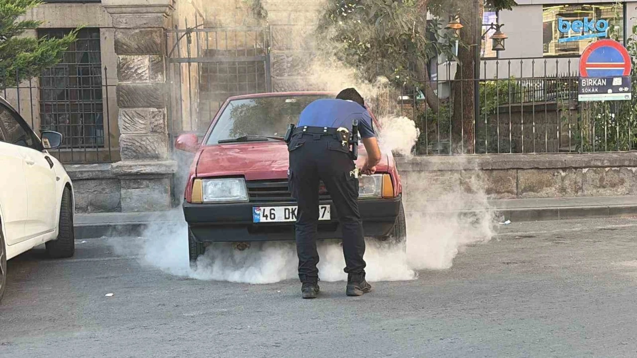Kayseri&rsquo;de park halindeki otomobilde yangın
