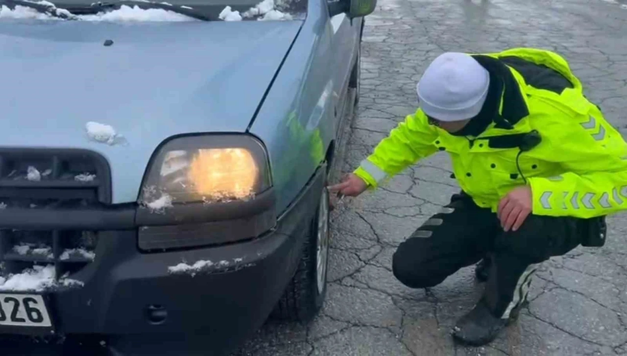 Kayseri&rsquo;de trafik ekiplerinden &rsquo;kış lastiği&rsquo; uygulaması
