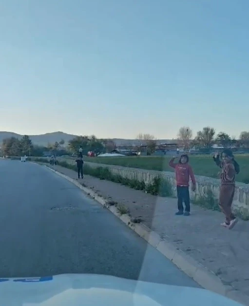 Kayseri’de yürek ısıtan görüntüler: Polisleri gördüler, selama durdular
