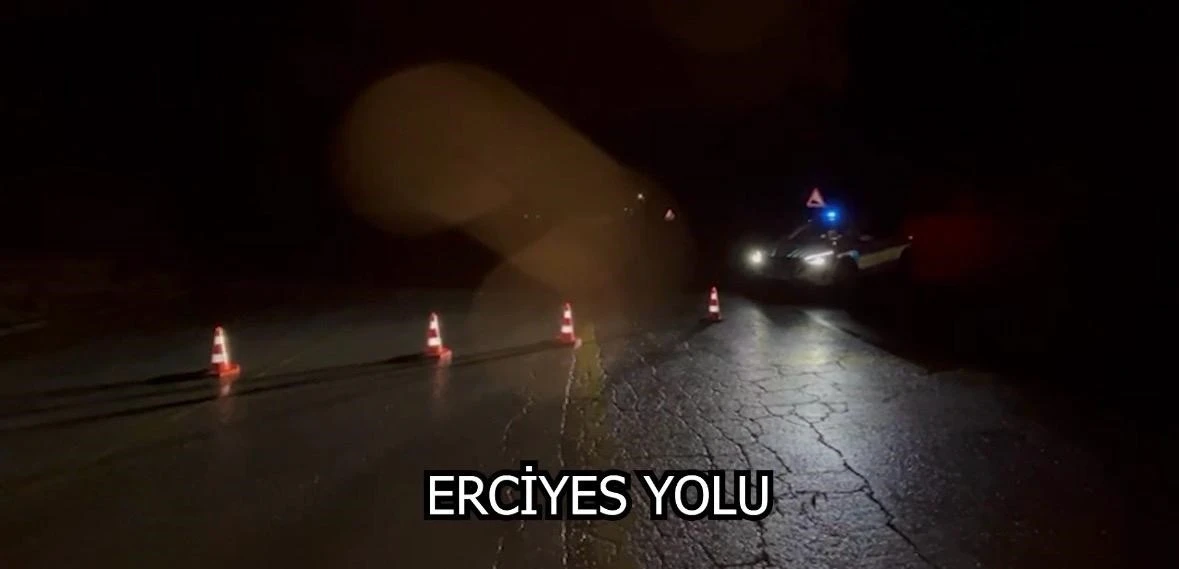 Kayseri-Erciyes yolu kar yağışı nedeniyle trafiğe kapandı
