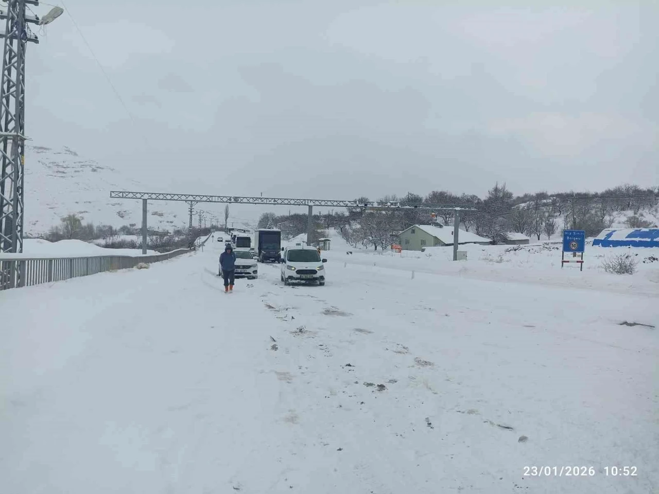 Kayseri-Malatya kara yolunda mahsur kalan yolcular, G&uuml;r&uuml;n il&ccedil;esinden uğurlandı
