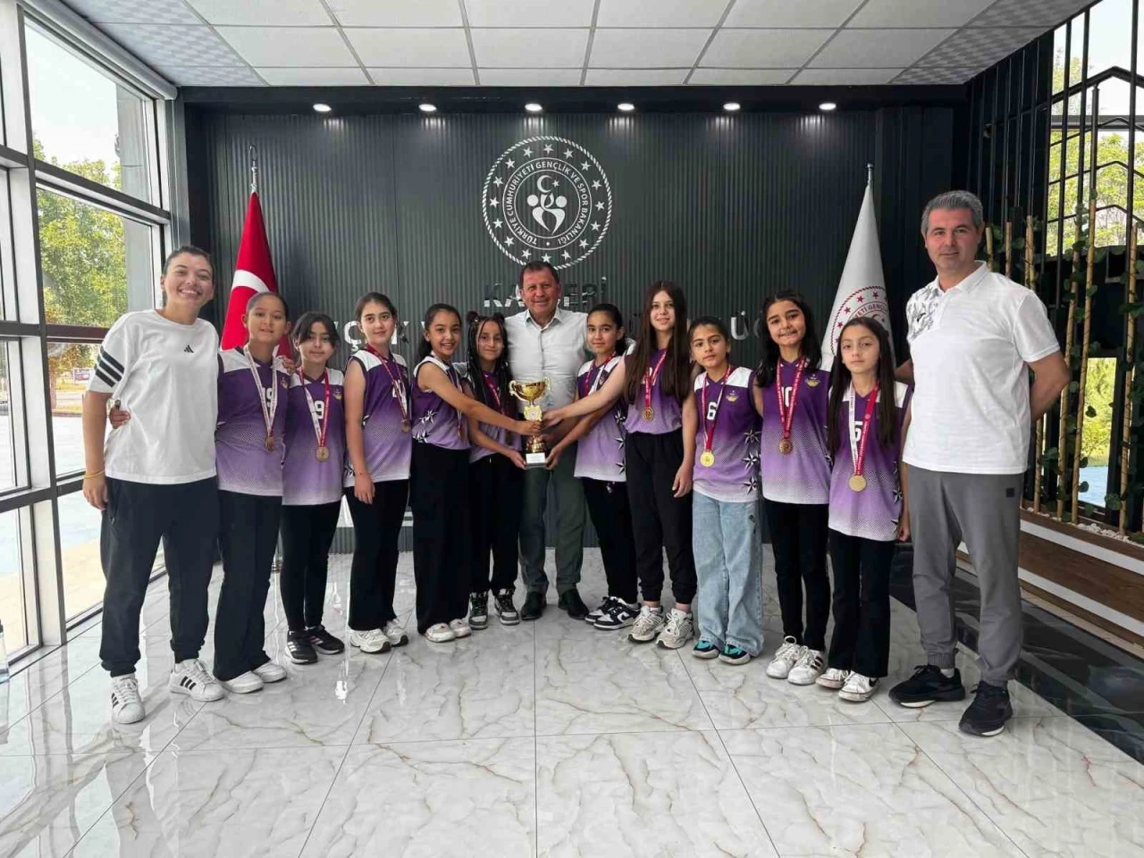 Kayseri şampiyonu sporculardan İl M&uuml;d&uuml;r&uuml; Kabakcı&rsquo;ya ziyaret

