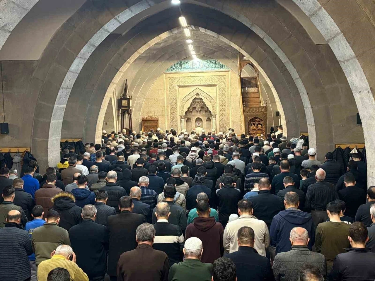 Kayserili vatandaşlar Berat Kandilinde ellerini semaya a&ccedil;tı
