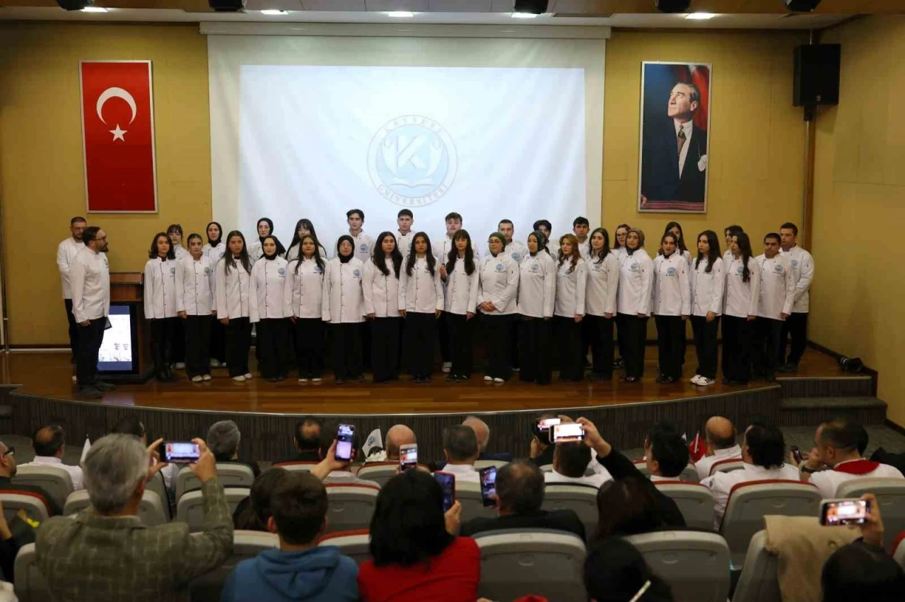 KAY&Uuml;&rsquo;de geleceğin mutfak şefleri ve aş&ccedil;ilari &ouml;nl&uuml;klerini giydi
