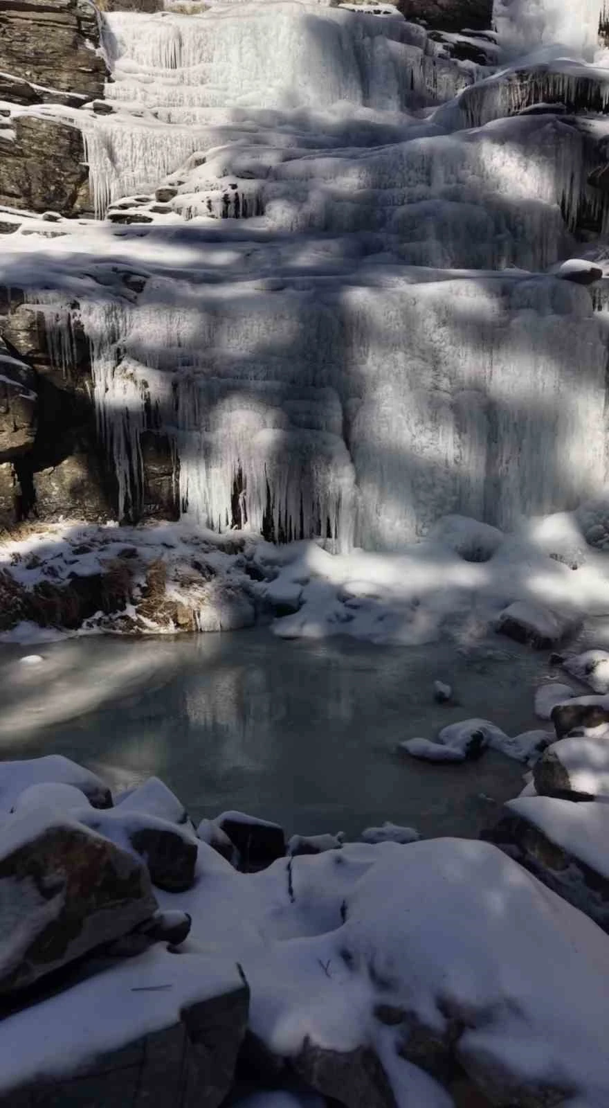 Kaz Dağları&rsquo;nda g&ouml;rsel ş&ouml;len; -12 derecede donan şelale b&uuml;y&uuml;ledi
