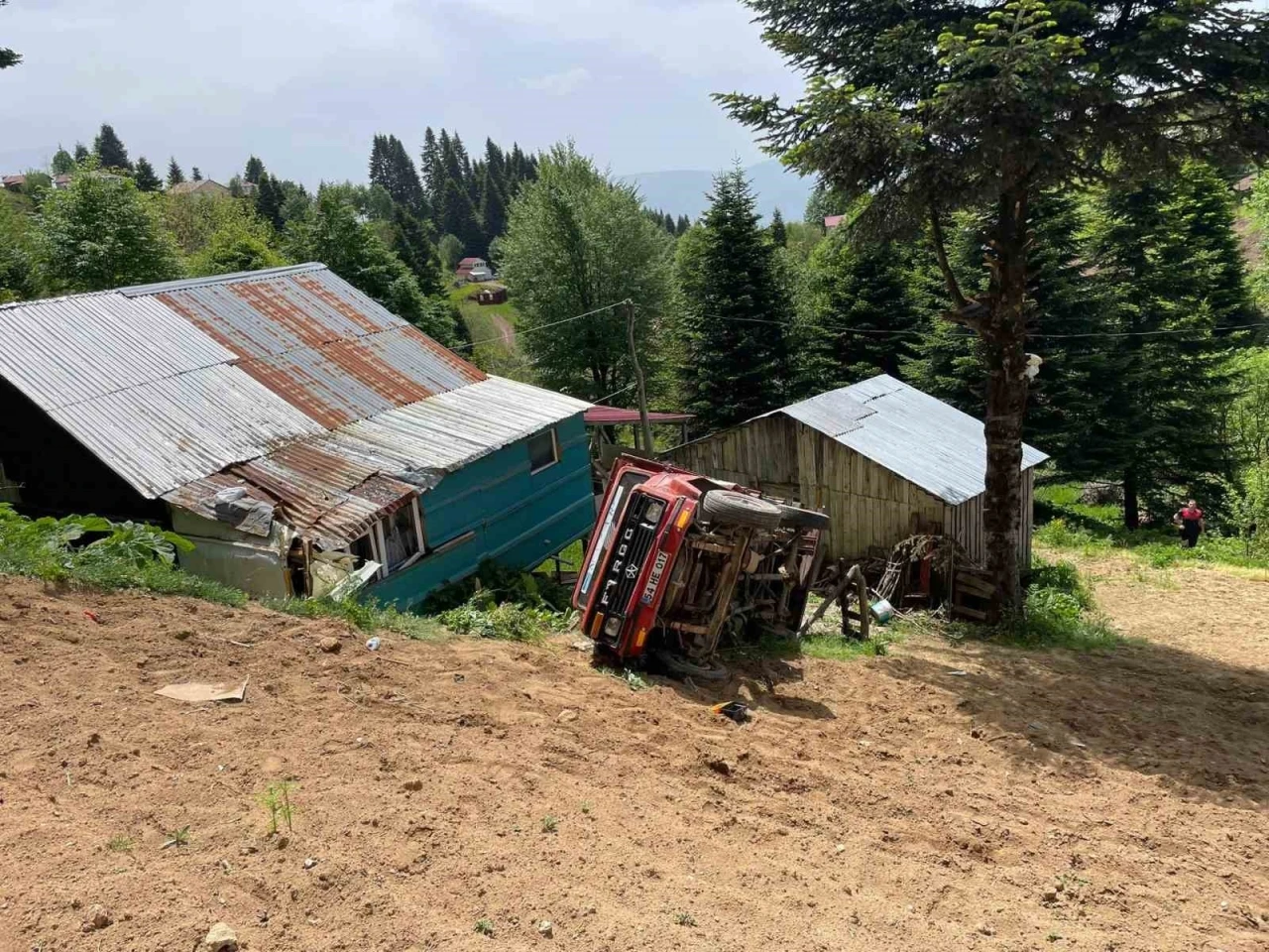 Kaza bir aileyi daha ayırdı: Kocası öldü, eşi yaralandı
