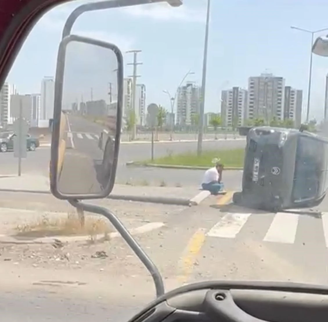 Kaza geçiren sürücü yan yatan kamyonetinin başında bekledi
