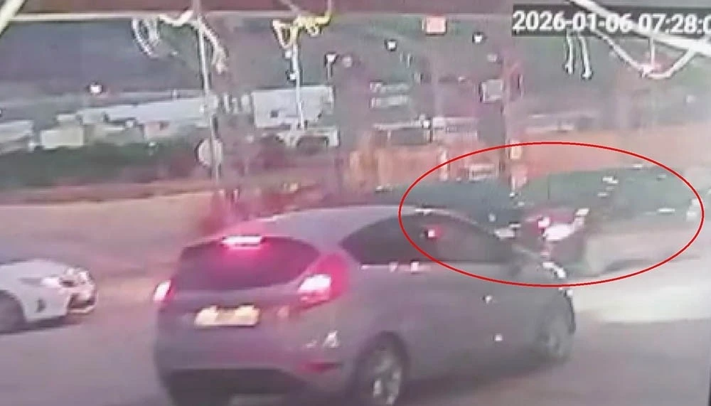 Kaza kavşağı haline gelen d&ouml;n&uuml;şte yaşanan kaza kamerada
