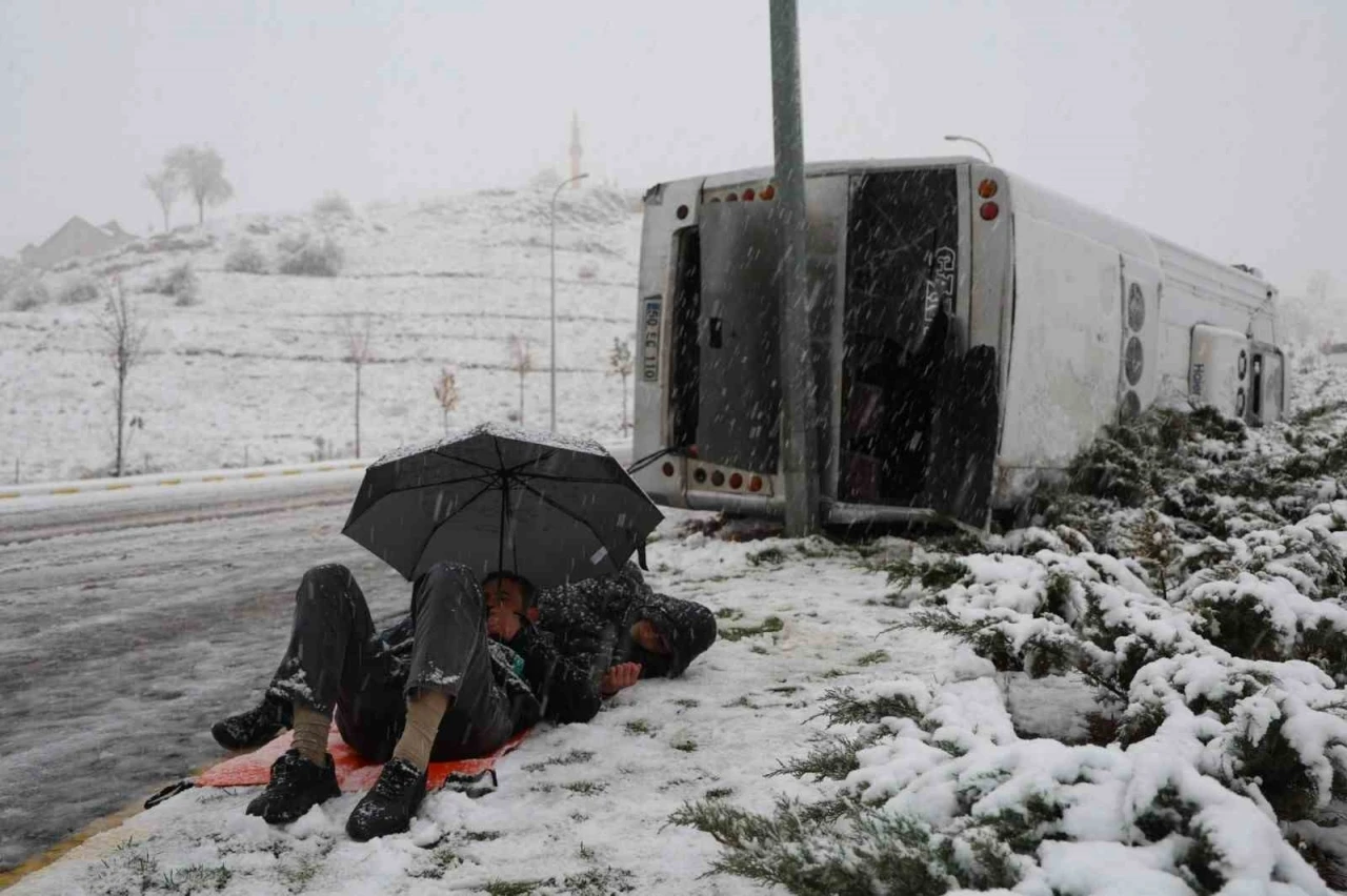Kaza sonrası sağlık ekiplerini şemsiye ile yatarak bekledi
