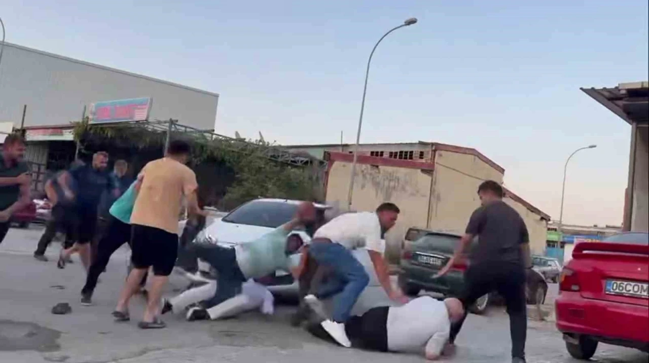 Kaza sonrası tekmeli, yumruklu kavga
