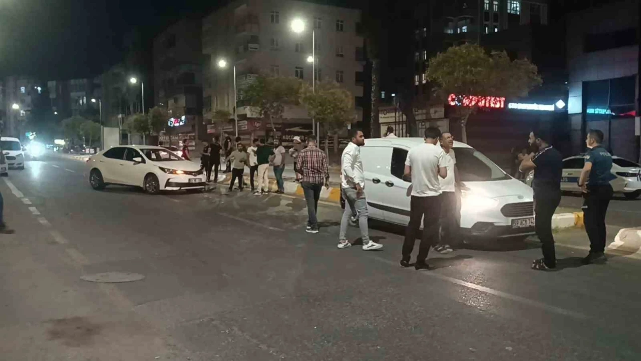 Kaza yapan ara&ccedil;lar polis memurunu ezdi
