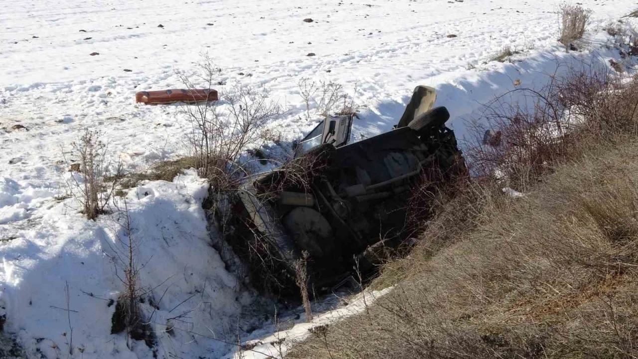 Kaza yapan Fiat Tofaş marka otomobil şarampole yuvarlandı: 1&rsquo;i ağır 4 yaralı

