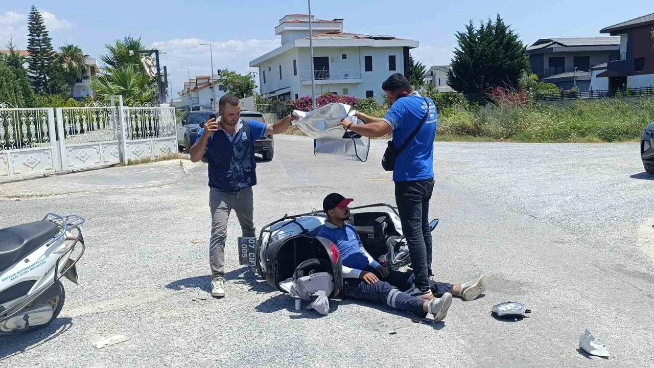 Kaza yapan mesai arkadaşlarını g&uuml;neşten korumaya &ccedil;alıştılar
