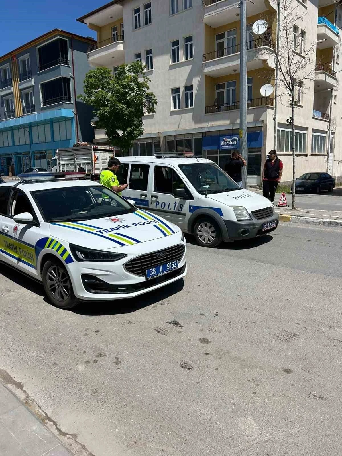 Kaza yapan motosiklet s&uuml;r&uuml;c&uuml;s&uuml; ağır yaralandı
