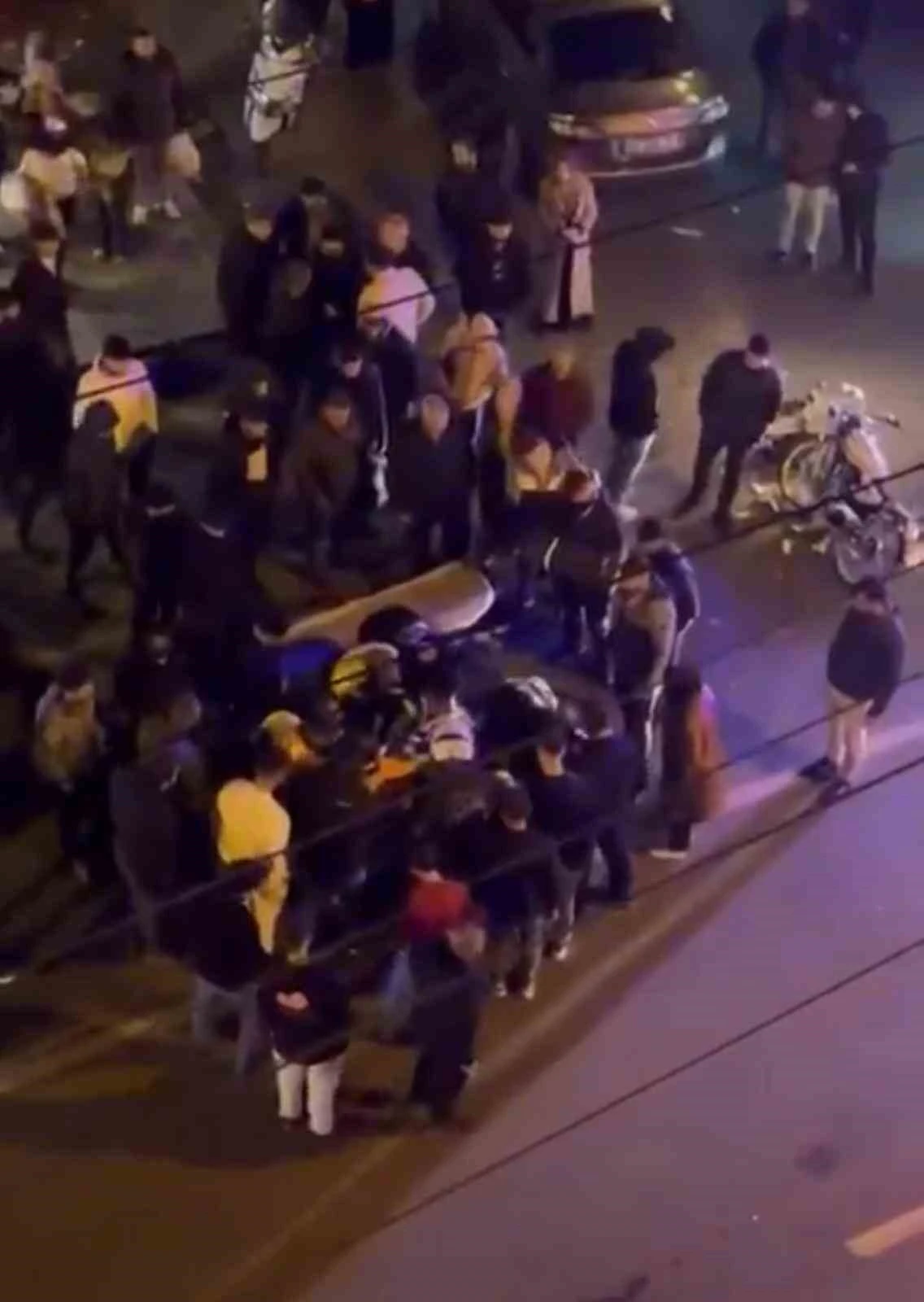 Kaza yapan motosiklet sürücüsünün acılar içinde bağırması kameraya yansıdı
