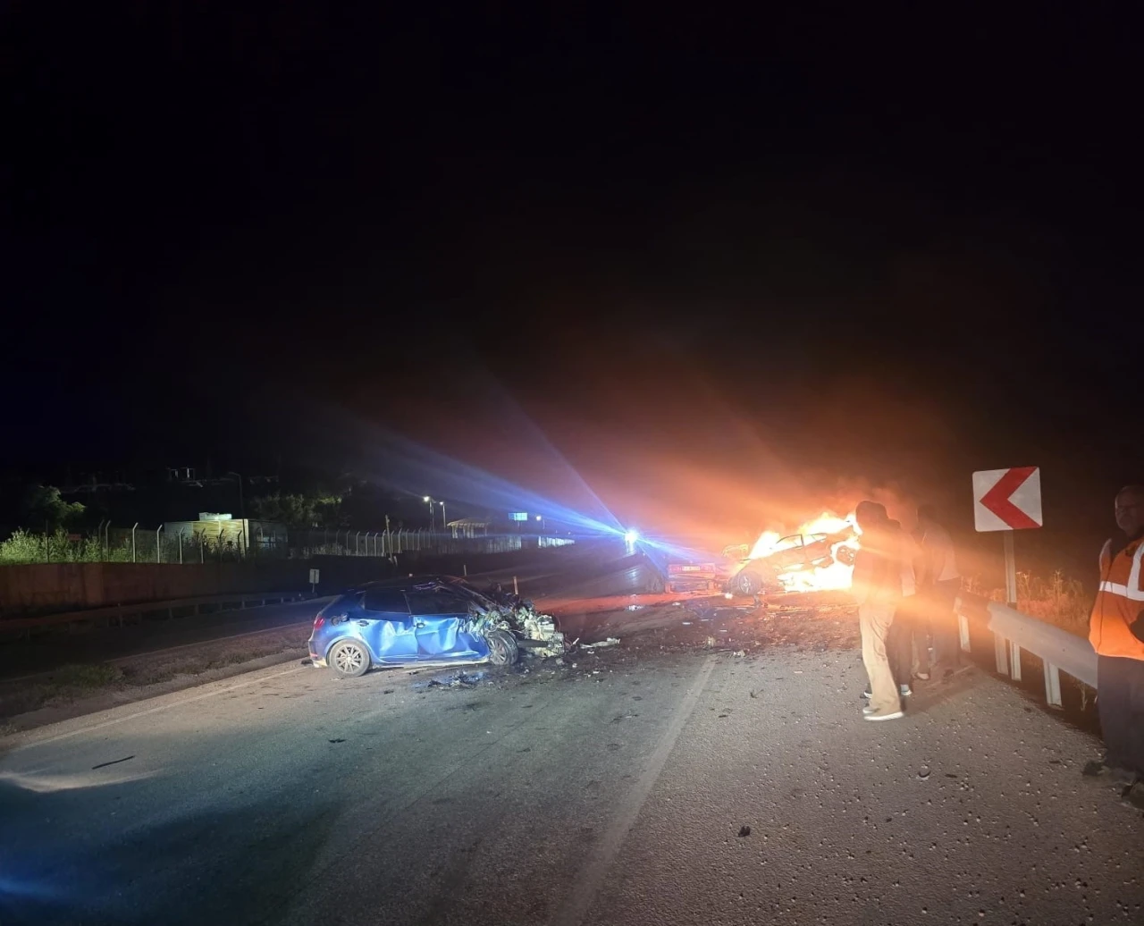 Kaza yapan otomobil alev aldı: 1 &ouml;l&uuml;, 5 yaralı
