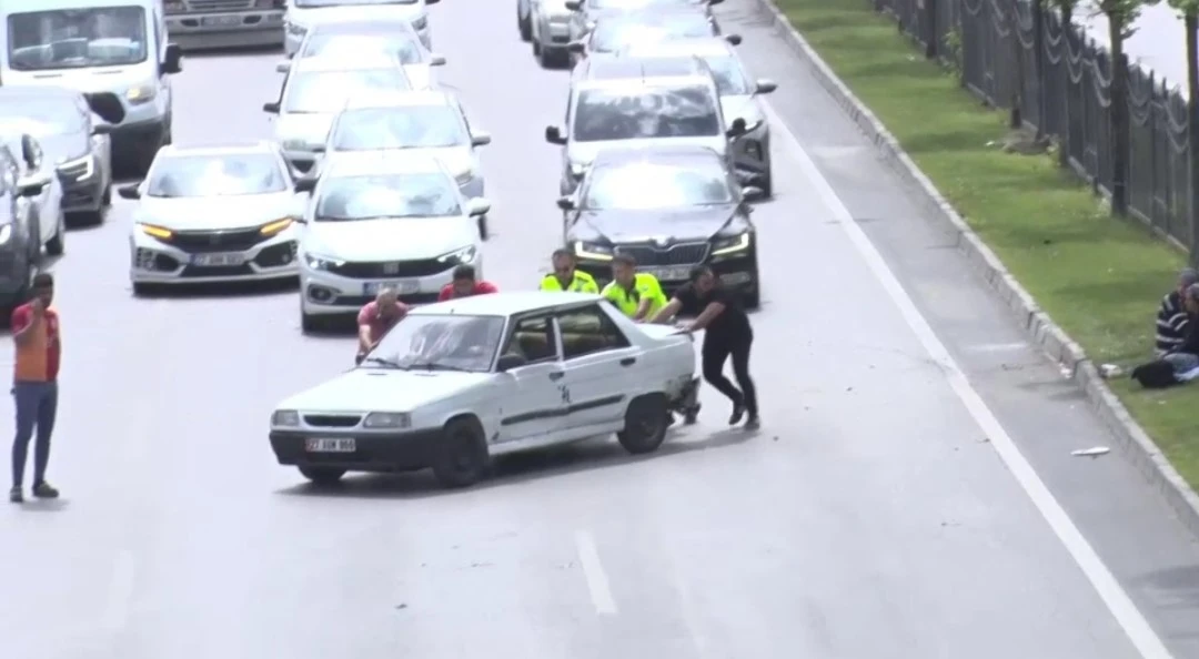 Kaza yapan otomobili polisler iterek yol kenarına çekti
