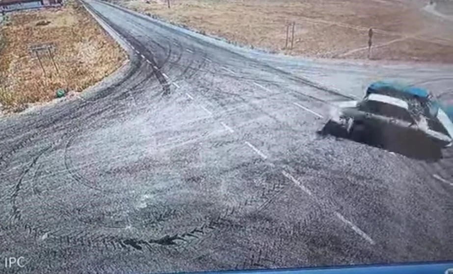 Kaza yapan otomobillerden biri alev aldı
