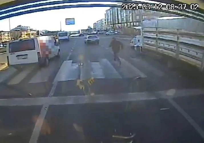 Kaza yapıp indiği aracın peşinden metrelerce koştu: Bingöl’de bir garip zincirleme trafik kazası