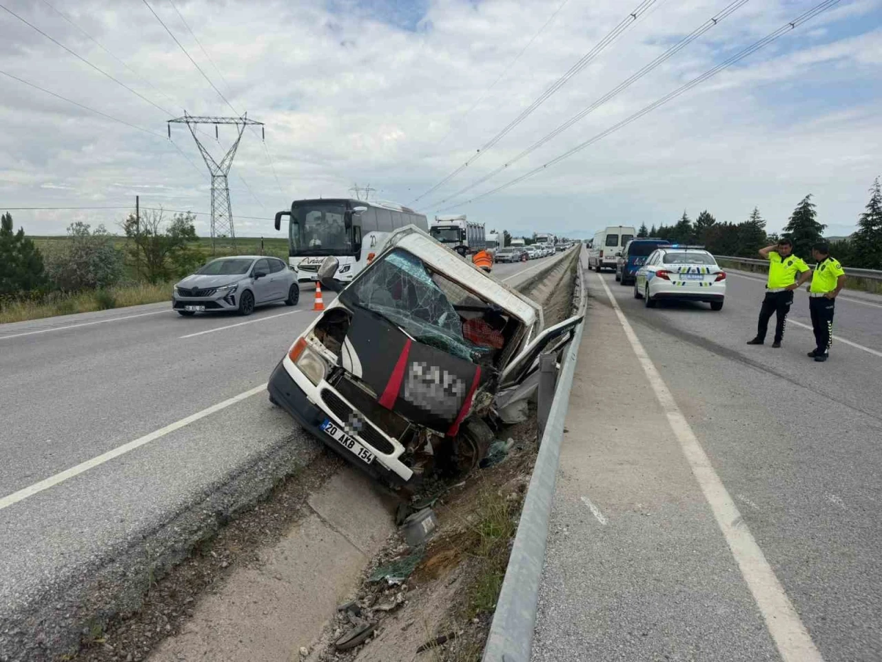 Kazada ara&ccedil;ta sıkışan s&uuml;r&uuml;c&uuml;n&uuml;n imdadına vin&ccedil; operat&ouml;r&uuml; yetişti
