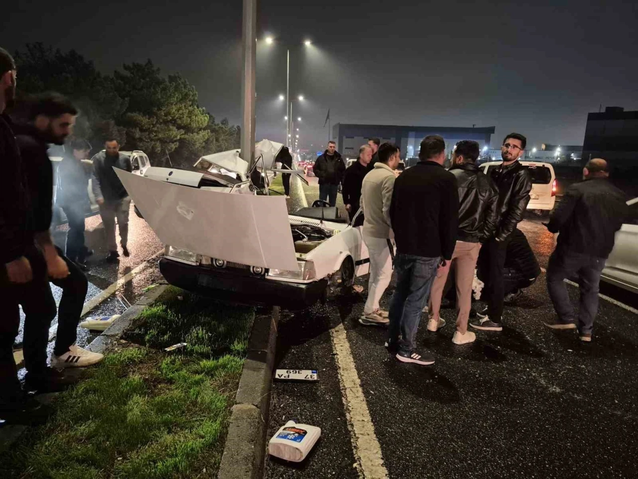 Kazada Fiat Tofaş ortadan ikiye ayrıldı: 1 yaralı
