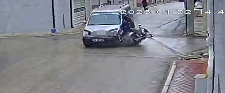 Kazada gen&ccedil; kurye ağır yaralandı
