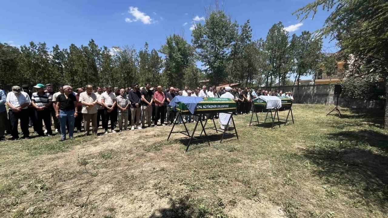 Kazada hayatını kaybeden anne ve kızı son yolculuğuna uğurlandı
