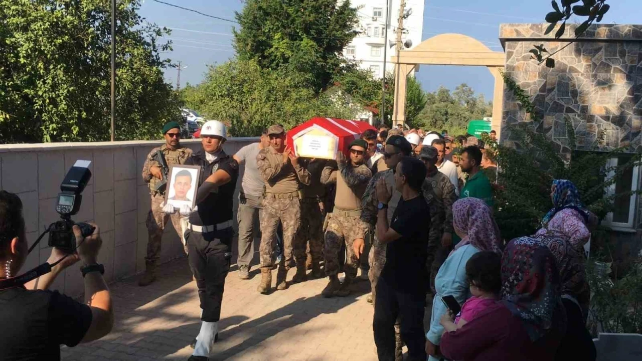 Kazada hayatını kaybeden özel harekat polisi son yolculuğuna uğurlandı
