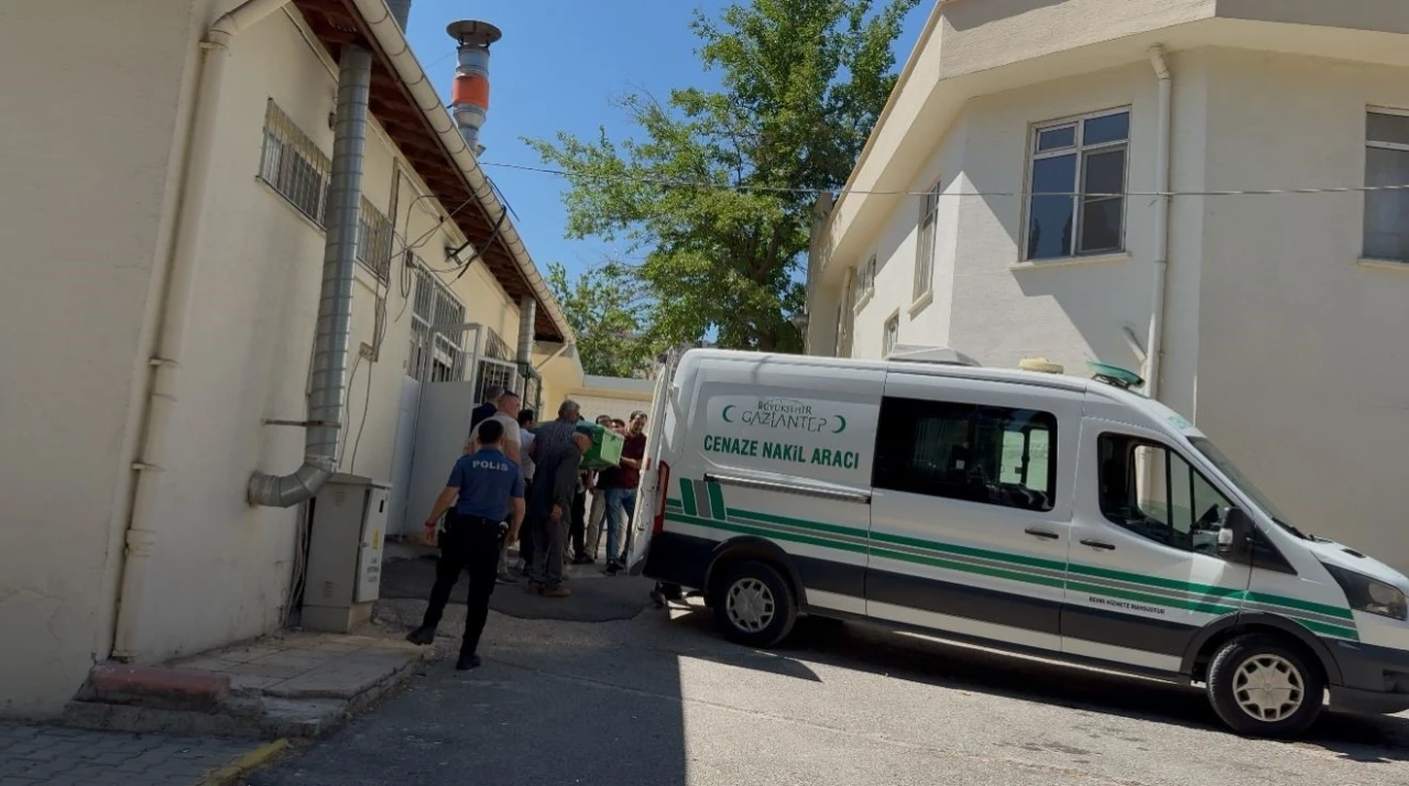 Kazada hayatını kaybeden paramedik anne ve 2 çocuğu, yakınlarına teslim edildi
