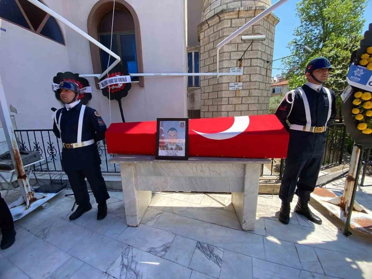 Kazada hayatını kaybeden uzman &ccedil;avuş, al bayraklı tabutla son yolculuğuna uğurlandı
