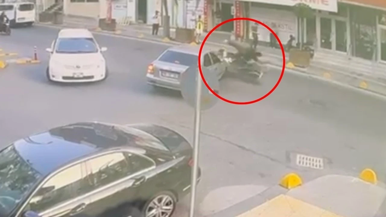 Kazada motosikletten fırlayan sürücü kameraya yansıdı
