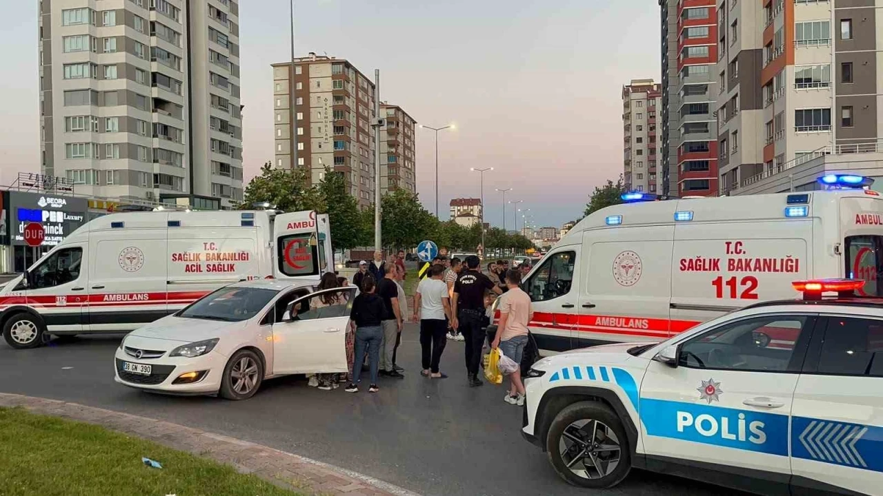 Kazada yaralanan motosiklet s&uuml;r&uuml;c&uuml;s&uuml;ne ilk m&uuml;dahale &Ccedil;evik Kuvvet Şube M&uuml;d&uuml;r&uuml;&rsquo;nden
