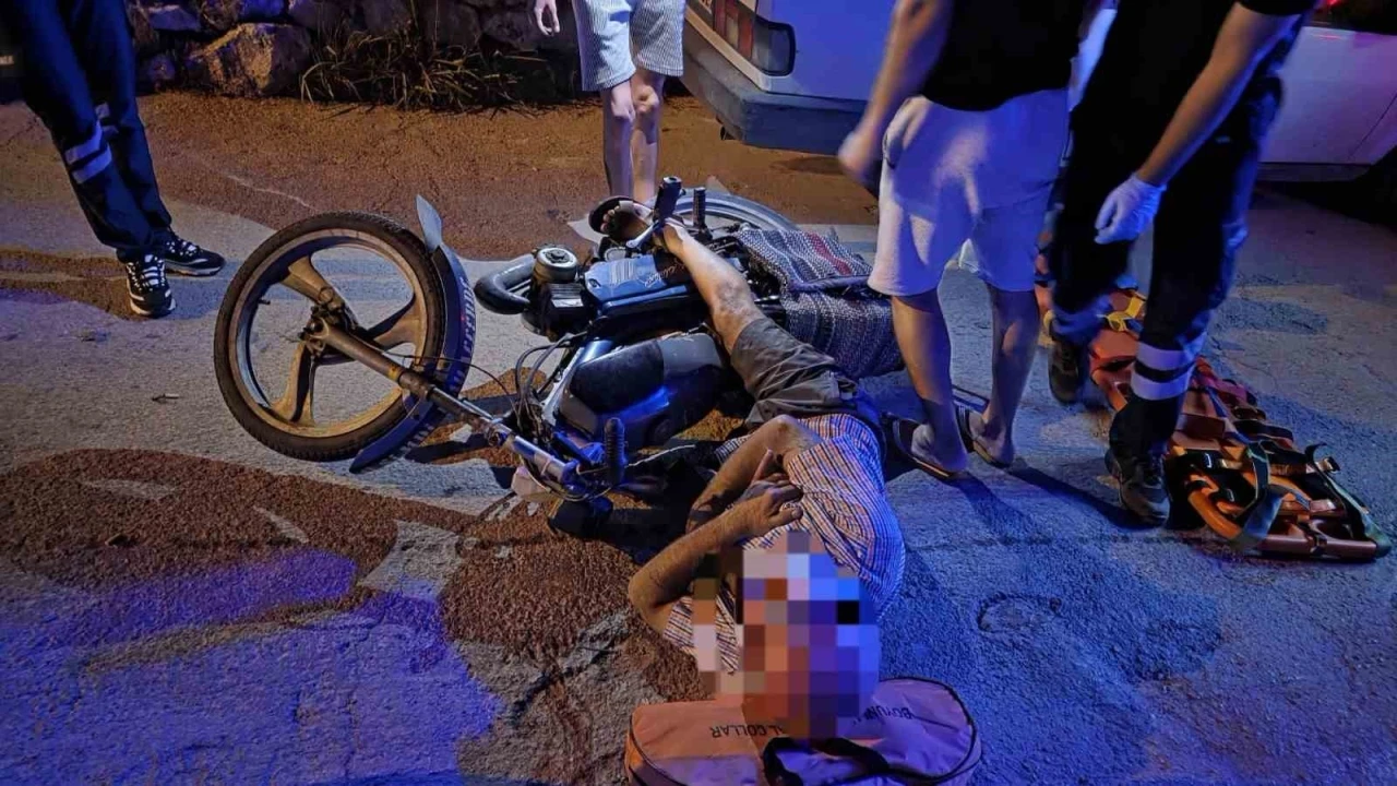 Kazadan sonra ayağı pedala sıkışan motosiklet sürücüsü böyle kurtarıldı
