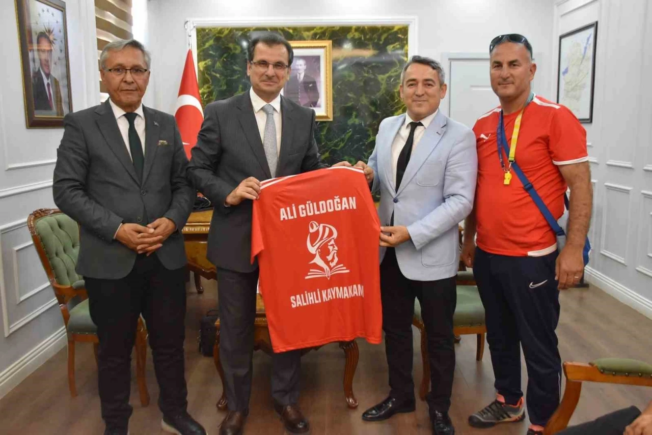 Kazandıkları kupa ve madalyaları, Salihli Kaymakamı Güldoğan’a götürdüler
